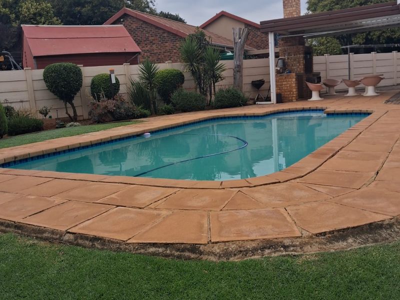 Stunning Family Home with Exceptional Features! - Photo 8