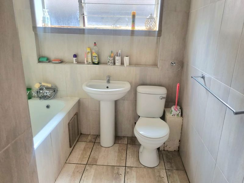 GROUND FLOOR GEM IN THREE RIVERS PROPER – LOCK UP & GO LIVING AT ITS BEST! - Photo 9