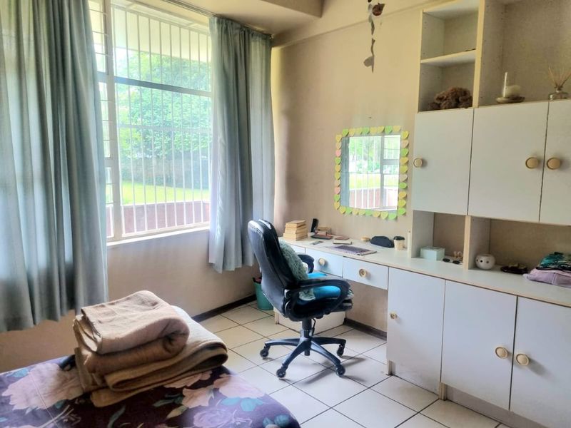 GROUND FLOOR GEM IN THREE RIVERS PROPER – LOCK UP & GO LIVING AT ITS BEST! - Photo 7