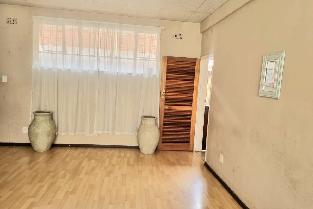 GROUND FLOOR GEM IN THREE RIVERS PROPER – LOCK UP & GO LIVING AT ITS BEST! - Photo 2