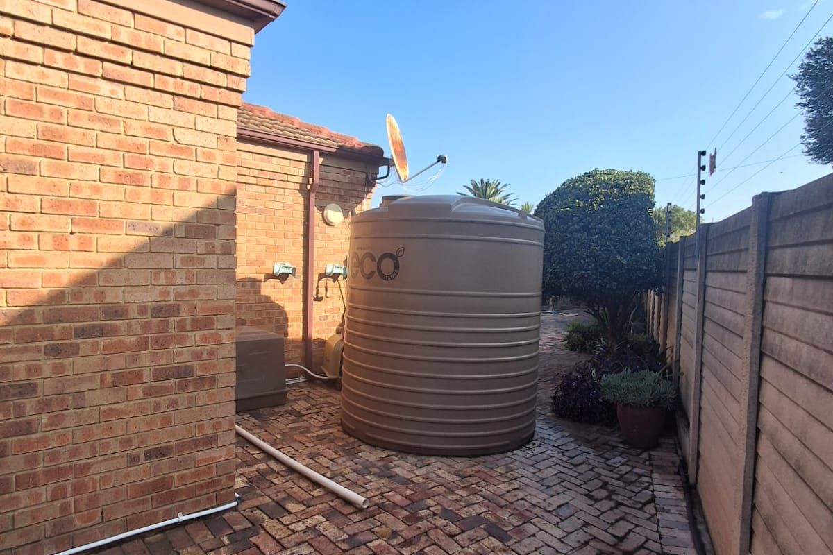 Enjoy the tranquillity of your private garden, entertain in the sunlit living spaces. - Photo 5