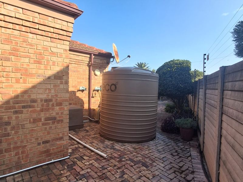 Enjoy the tranquillity of your private garden, entertain in the sunlit living spaces. - Photo 5