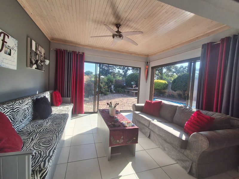 Enjoy the tranquillity of your private garden, entertain in the sunlit living spaces. - Photo 9