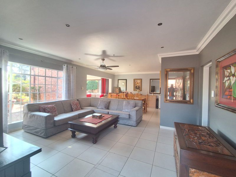 Enjoy the tranquillity of your private garden, entertain in the sunlit living spaces. - Photo 10