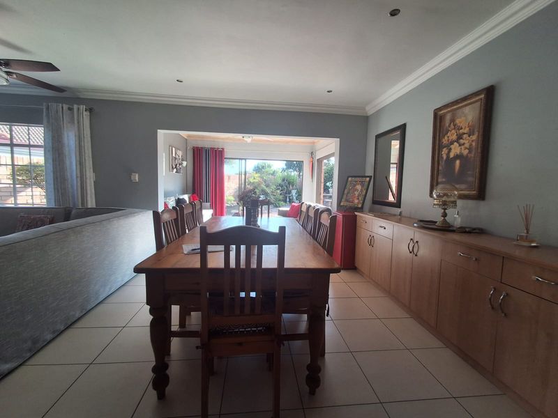 Enjoy the tranquillity of your private garden, entertain in the sunlit living spaces. - Photo 7