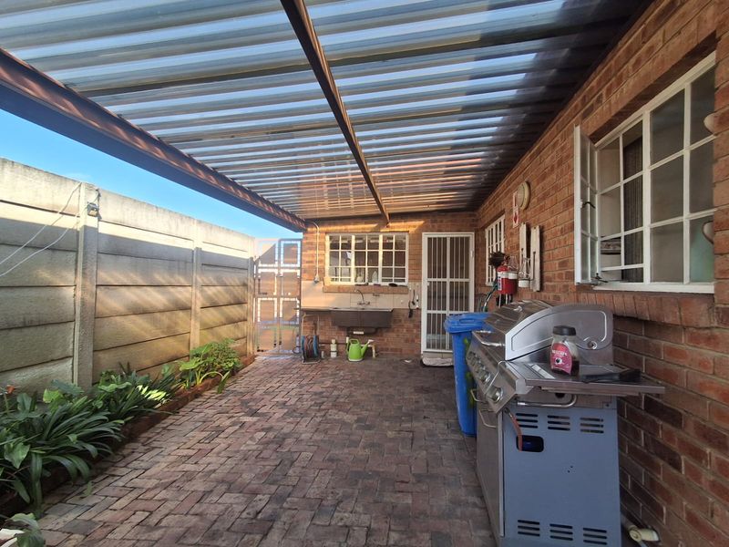 Enjoy the tranquillity of your private garden, entertain in the sunlit living spaces. - Photo 6