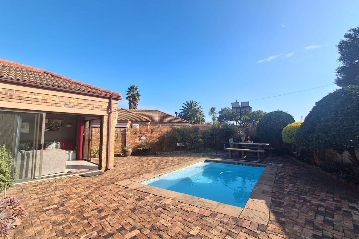 Enjoy the tranquillity of your private garden, entertain in the sunlit living spaces. - Photo 4