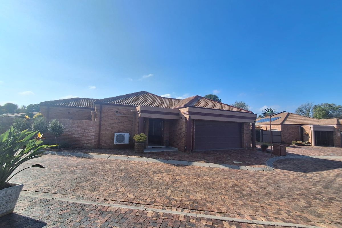 Enjoy the tranquillity of your private garden, entertain in the sunlit living spaces. - Photo 2