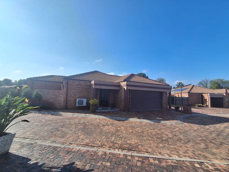 Enjoy the tranquillity of your private garden, entertain in the sunlit living spaces. - Photo 2