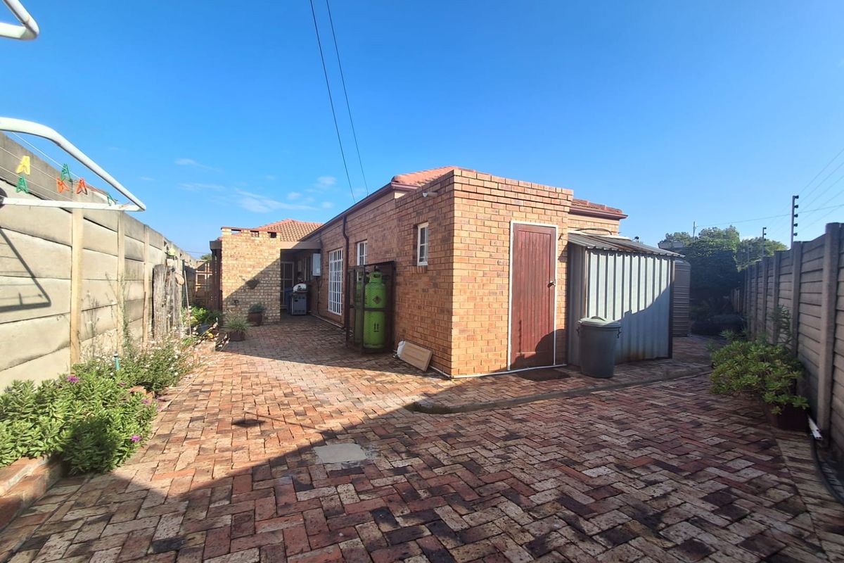 Enjoy the tranquillity of your private garden, entertain in the sunlit living spaces. - Photo 3