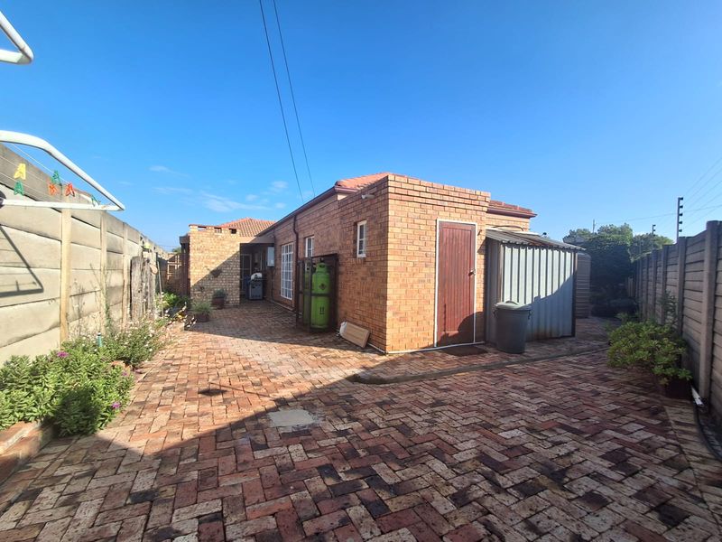 Enjoy the tranquillity of your private garden, entertain in the sunlit living spaces. - Photo 3