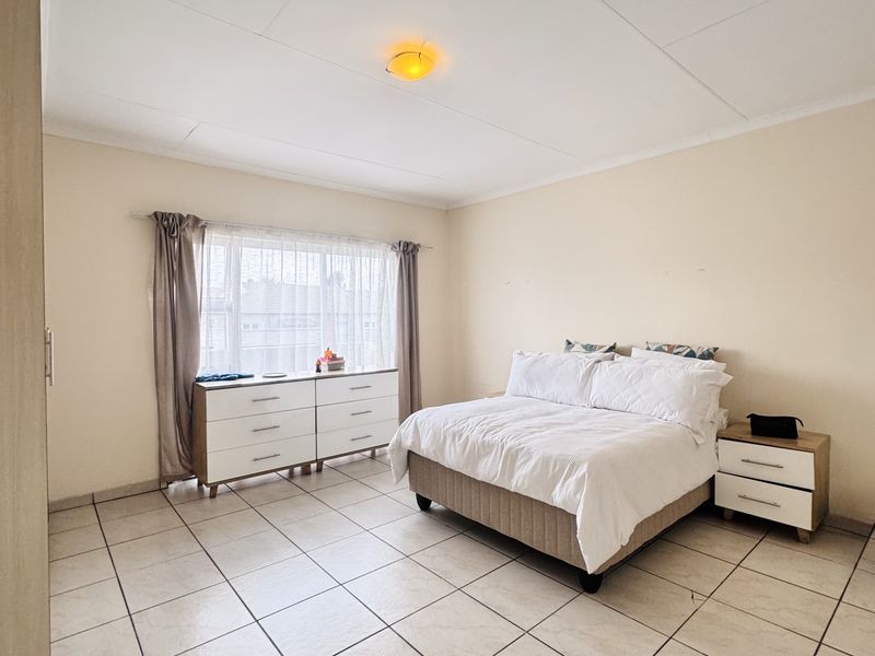 Dual Mandate | A rare gem in Khaya Lami Estate Tasbet Park  This neat - Photo 10