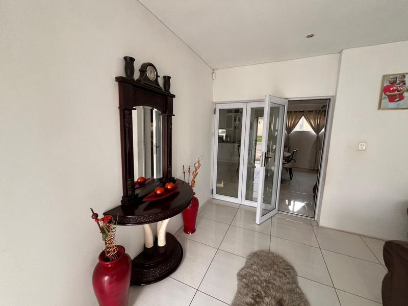 Luxury Living in Riverspray Lifestyle Estate. - Photo 4