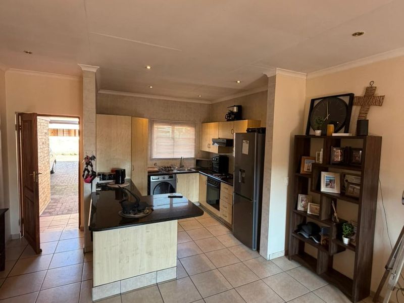 Modern 2-Bedroom 2-Bathroom Ground Floor Unit to Rent in Atlantis City Estate, Sonneveld, Brakpan - Photo 9