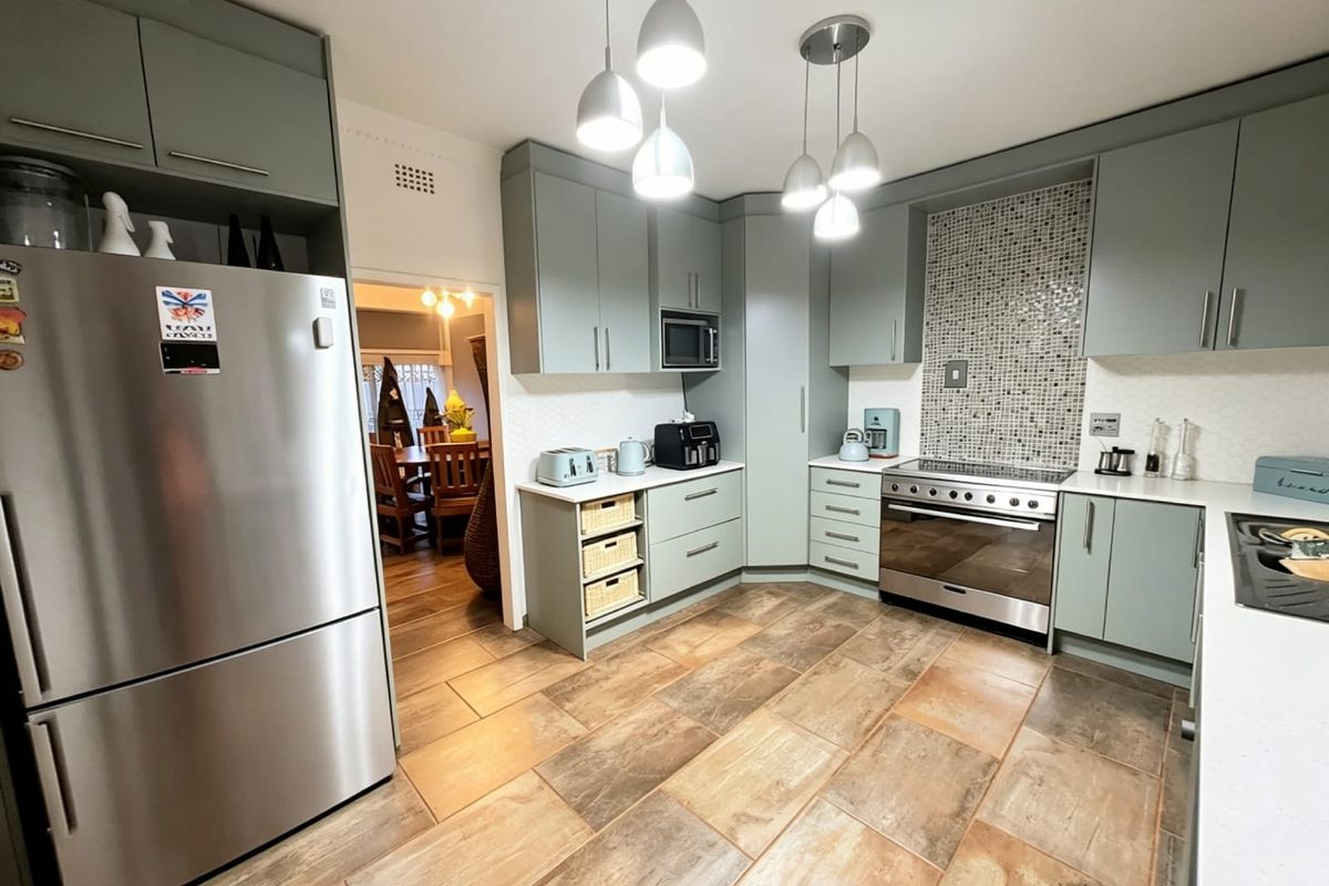 IMMACULATE. MODERN. MOVE-IN READY. - Photo 3