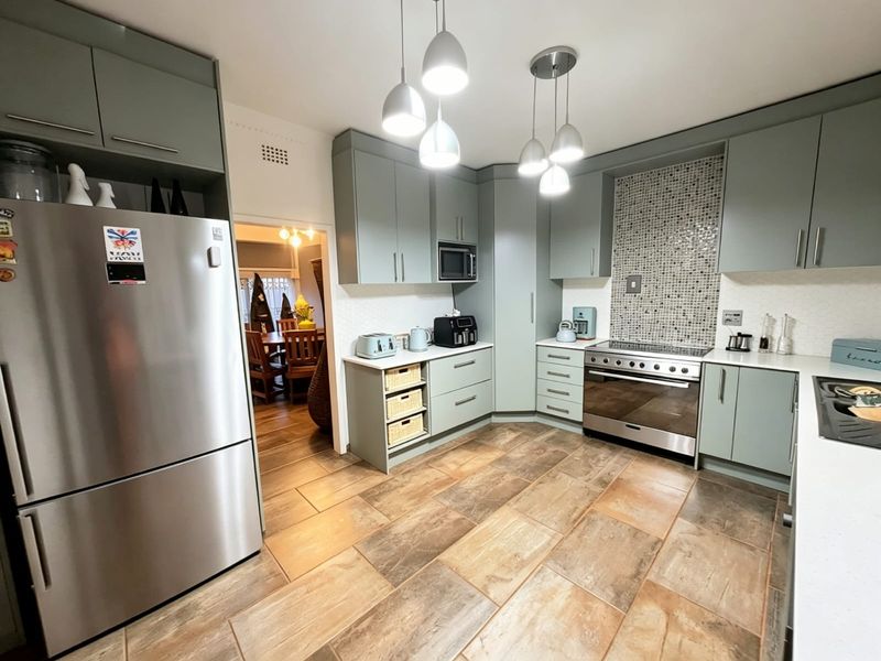 IMMACULATE. MODERN. MOVE-IN READY. - Photo 3