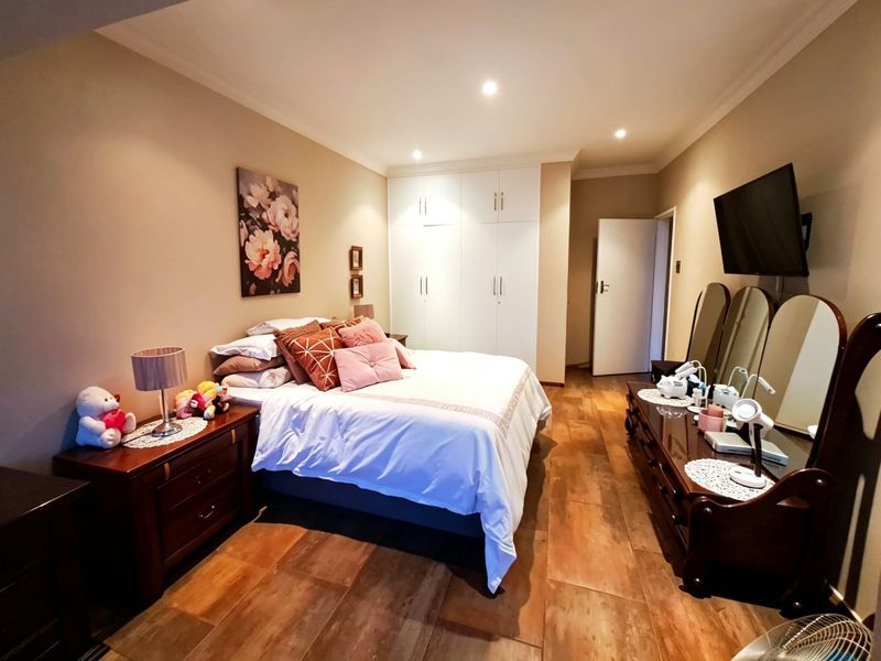 IMMACULATE. MODERN. MOVE-IN READY. - Photo 10