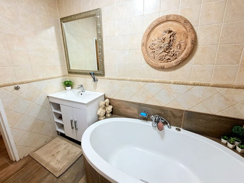 IMMACULATE. MODERN. MOVE-IN READY. - Photo 8