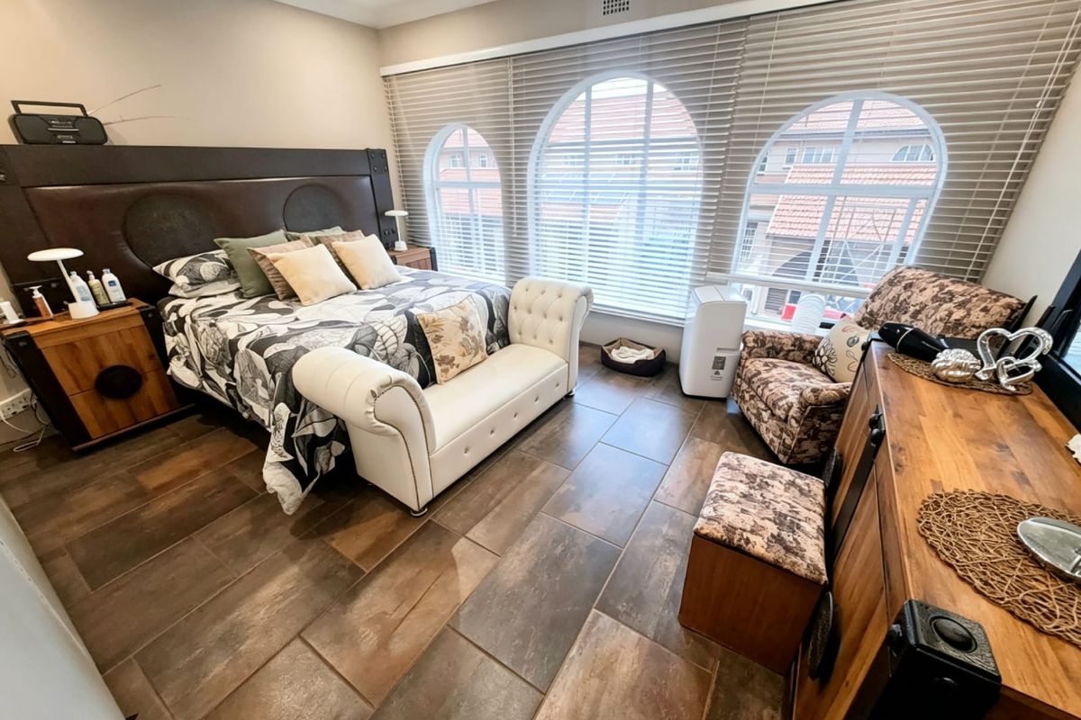 IMMACULATE. MODERN. MOVE-IN READY. - Photo 4