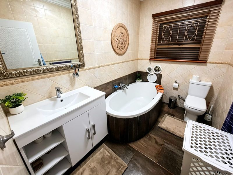 IMMACULATE. MODERN. MOVE-IN READY. - Photo 7