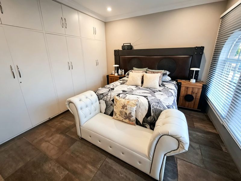 IMMACULATE. MODERN. MOVE-IN READY. - Photo 6