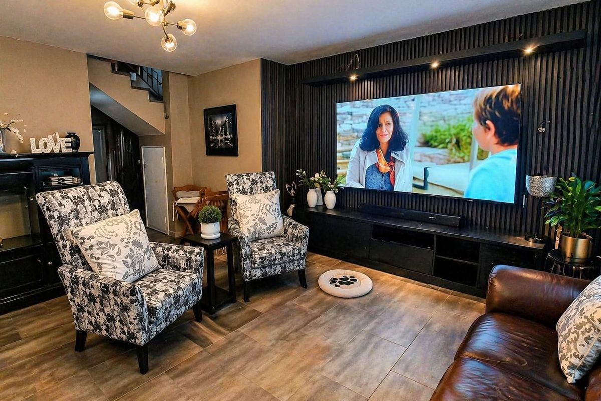 IMMACULATE. MODERN. MOVE-IN READY. - Photo 2