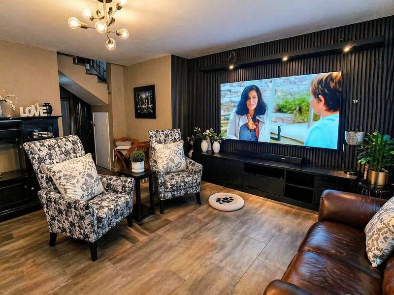 IMMACULATE. MODERN. MOVE-IN READY. - Photo 2