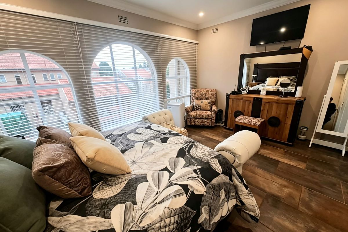 IMMACULATE. MODERN. MOVE-IN READY. - Photo 5