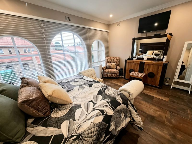 IMMACULATE. MODERN. MOVE-IN READY. - Photo 5