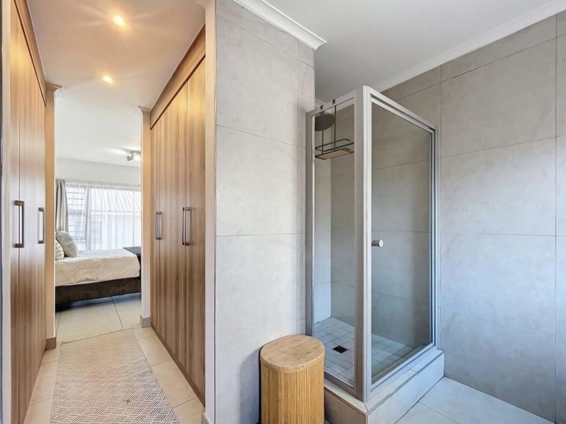 Elegant Three-Bedroom Simplex for Sale in Olive Wood Village South Estate - Photo 10