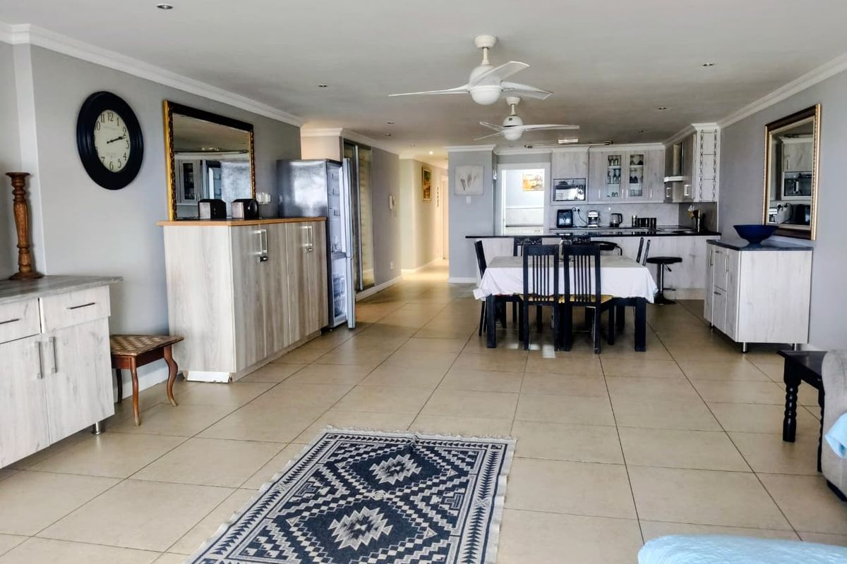 Beachfront Luxury Living on Jeffreys Bay’s Main Beach - Photo 2