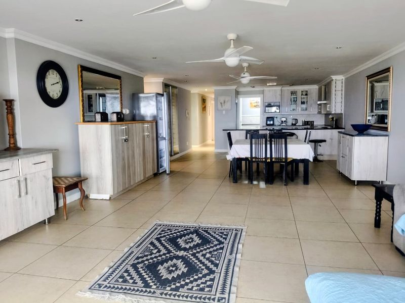 Beachfront Luxury Living on Jeffreys Bay’s Main Beach - Photo 2