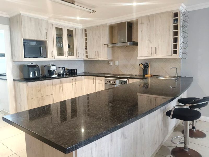 Beachfront Luxury Living on Jeffreys Bay’s Main Beach - Photo 6