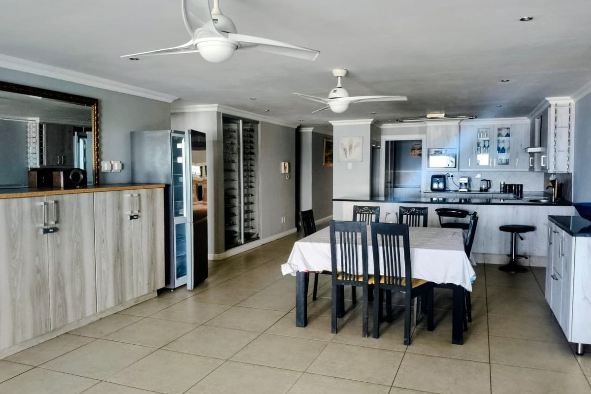 Beachfront Luxury Living on Jeffreys Bay’s Main Beach - Photo 3