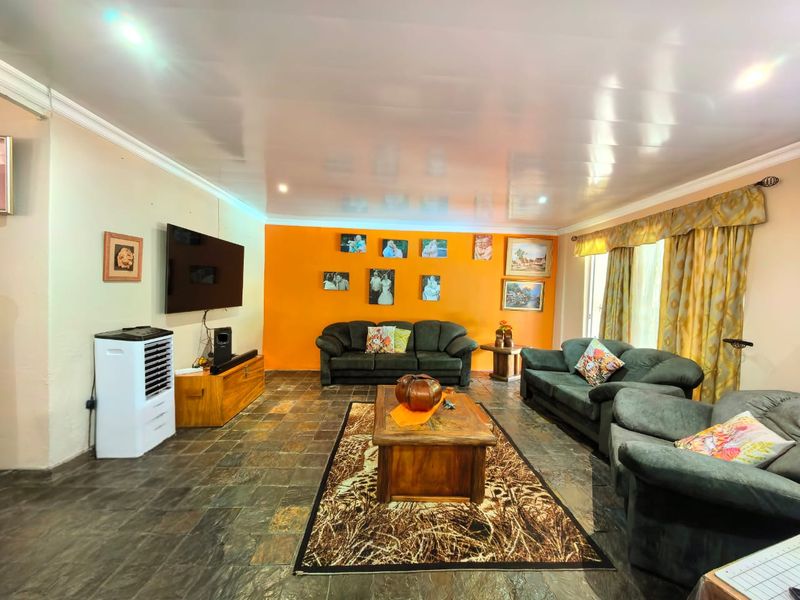 Modern family house for sale in Vaalpark with lots of extras - Photo 10