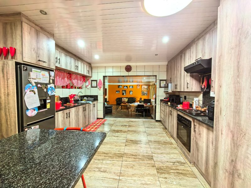 Modern family house for sale in Vaalpark with lots of extras - Photo 7