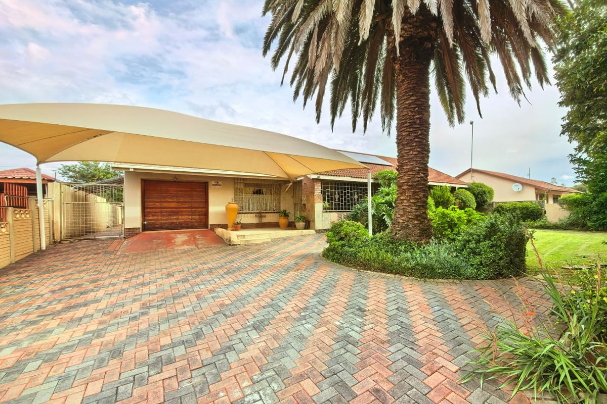 Modern family house for sale in Vaalpark with lots of extras - Photo 2