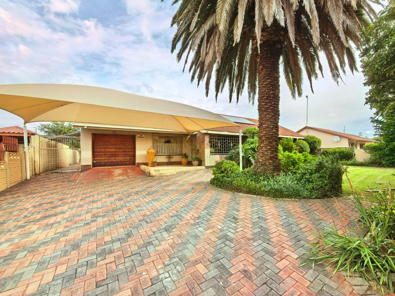Modern family house for sale in Vaalpark with lots of extras - Photo 2