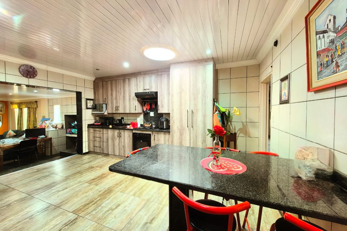 Modern family house for sale in Vaalpark with lots of extras - Photo 5