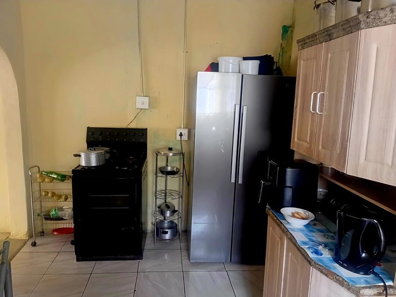 Prime Opportunity: 3-Bedroom Residence with Expansive Grounds - Photo 10