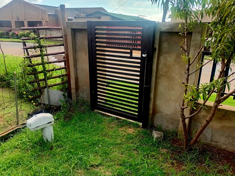 Prime Opportunity: 3-Bedroom Residence with Expansive Grounds - Photo 9