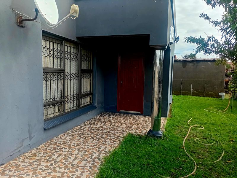 Prime Opportunity: 3-Bedroom Residence with Expansive Grounds - Photo 8