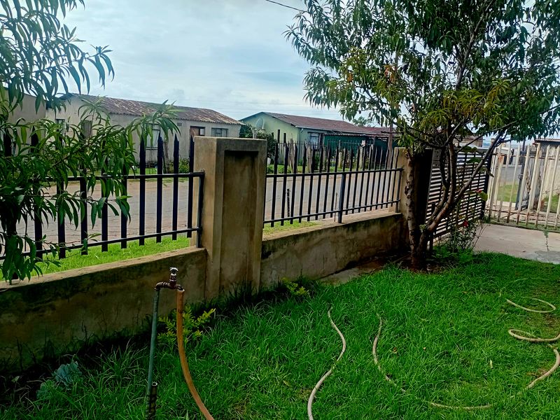 Prime Opportunity: 3-Bedroom Residence with Expansive Grounds - Photo 7