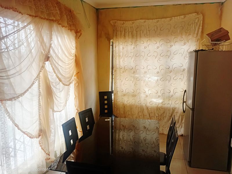 Prime Opportunity: 3-Bedroom Residence with Expansive Grounds - Photo 6