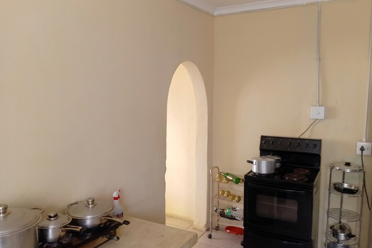 Prime Opportunity: 3-Bedroom Residence with Expansive Grounds - Photo 2