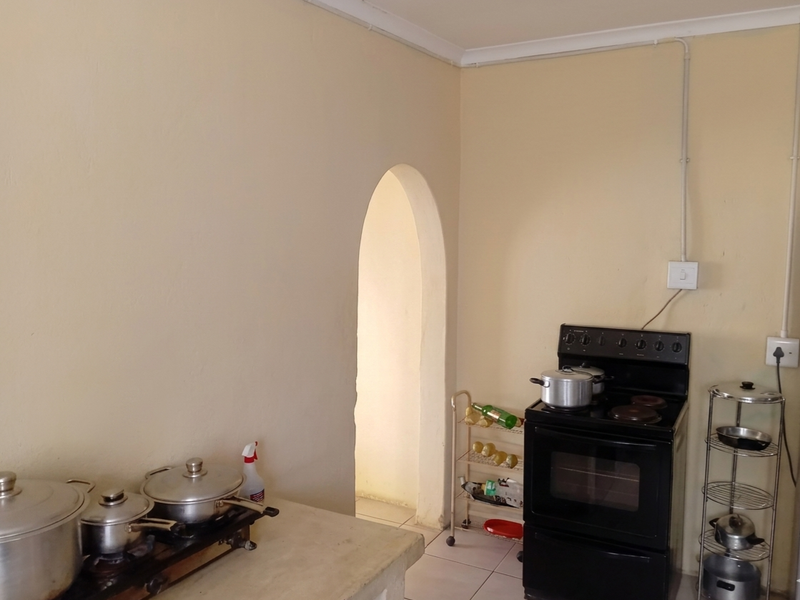 Prime Opportunity: 3-Bedroom Residence with Expansive Grounds - Photo 2