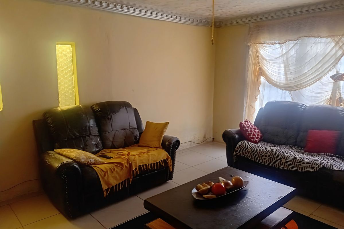 Prime Opportunity: 3-Bedroom Residence with Expansive Grounds - Photo 4