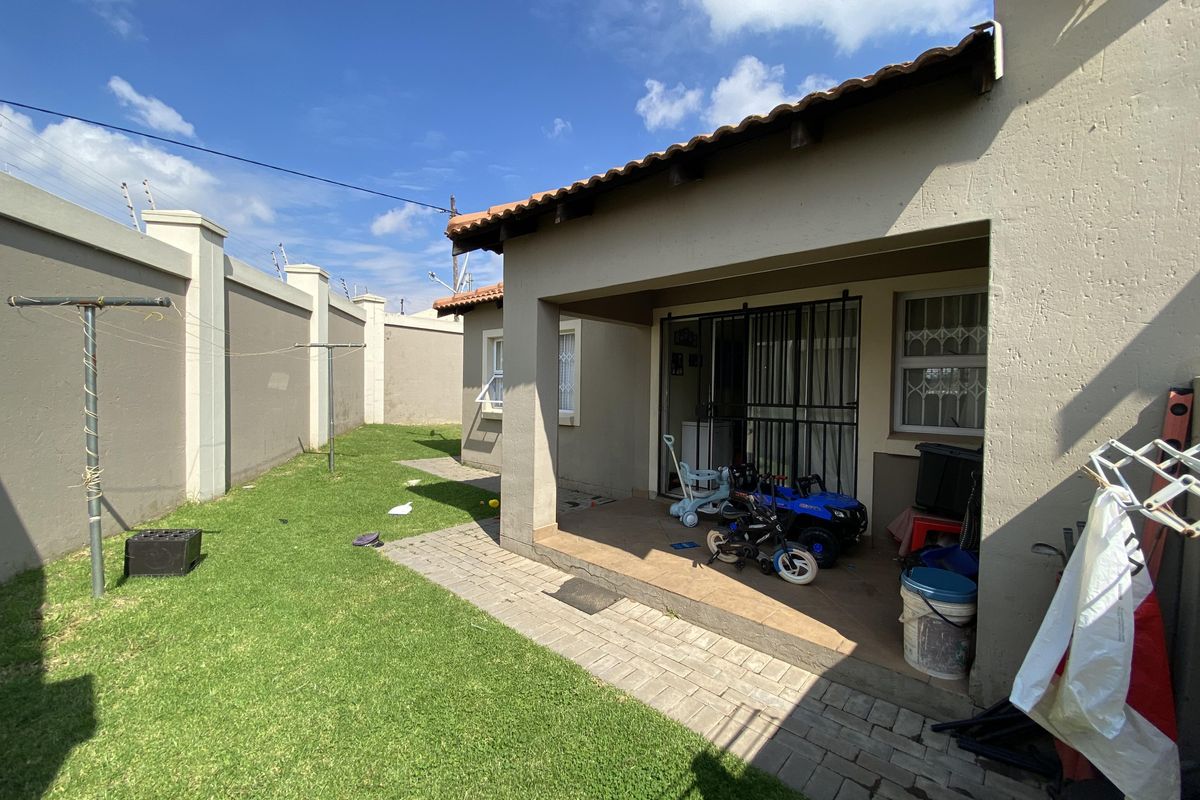 2 Bedroom Apartment in Rynfield AH - Photo 4