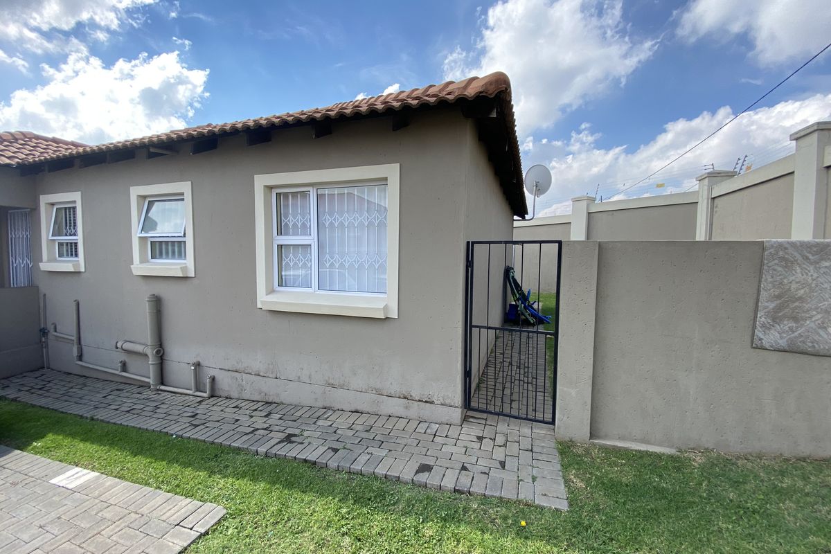 2 Bedroom Apartment in Rynfield AH - Photo 3