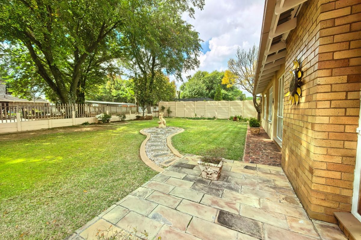 Family house for sale in Sasolburg, walking distance to schools and shopping center - Photo 2